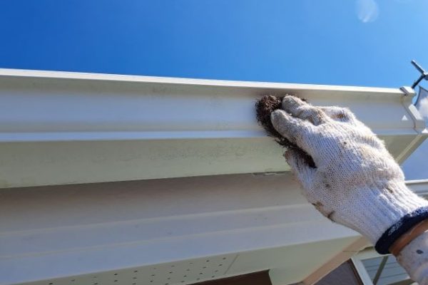 付帯部分塗装前に目荒らし、ケレンを行います