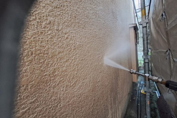 高圧洗浄により、旧塗膜の汚れなどを綺麗に洗浄していきます