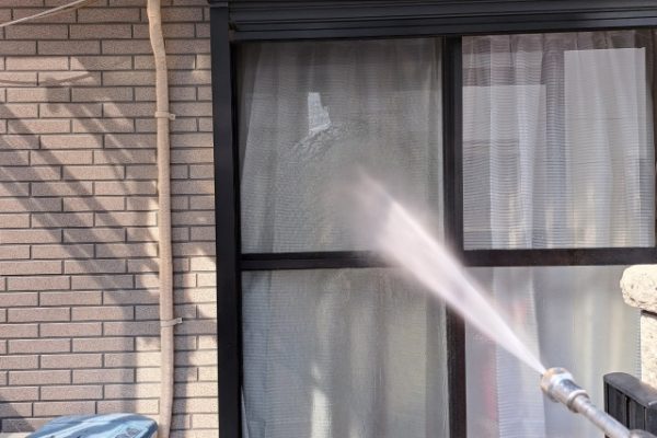 高圧洗浄の時に、窓、サッシなども綺麗に洗浄していきます